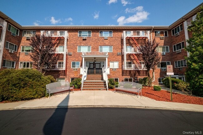 Building Photo - 838 Pelhamdale Ave