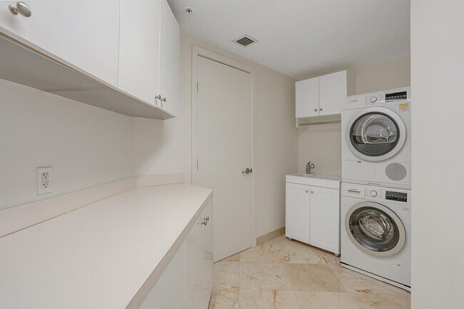 Building Photo - 3630 Gardens 901c Pky