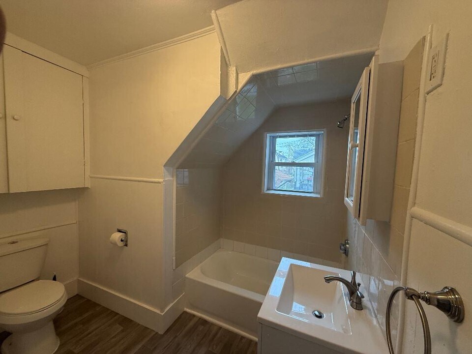 Building Photo - 242 Branch St