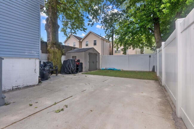 Building Photo - 271 Cator Ave