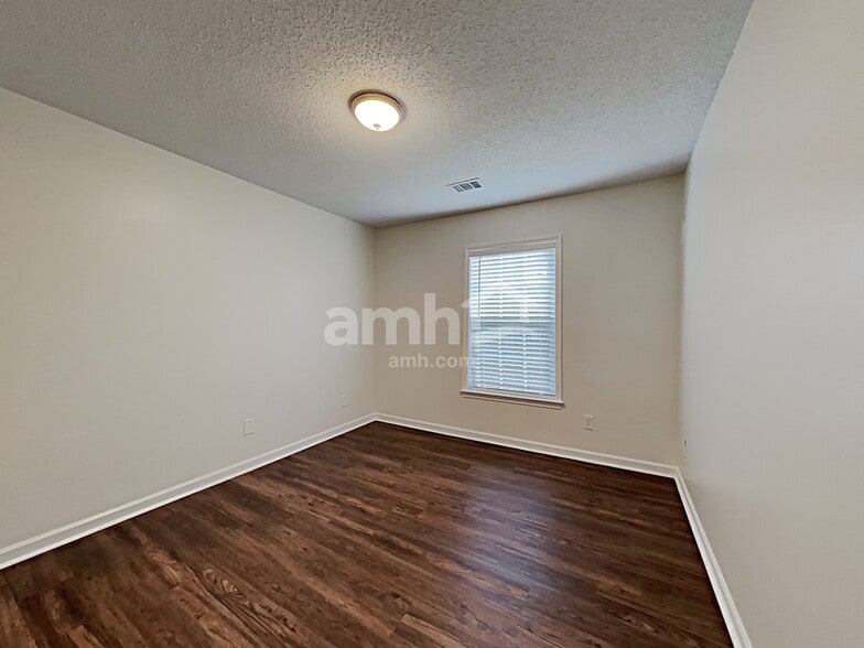Building Photo - 122 Wallnut Hall Cir