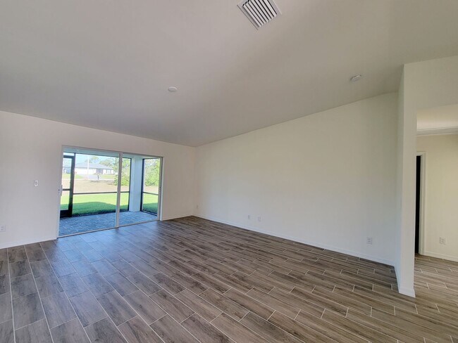Building Photo - Charming & Modern 4 Bed 2 Bath with Screened Lanai