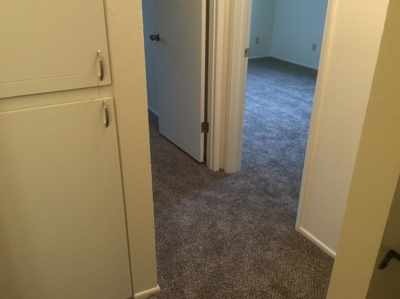 Hall with linen closet - 1045 S Jasper St