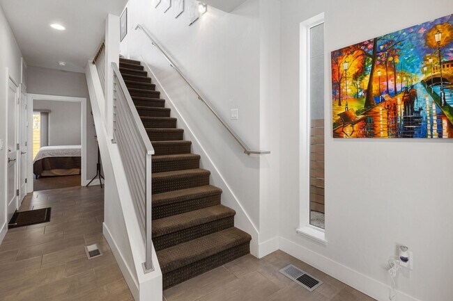 Building Photo - Downtown Executive Furnished Townhouse