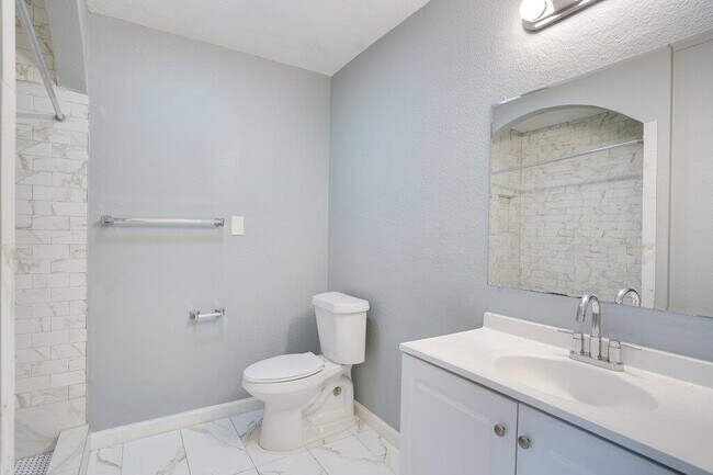 Building Photo - 304 John N Garner Cir