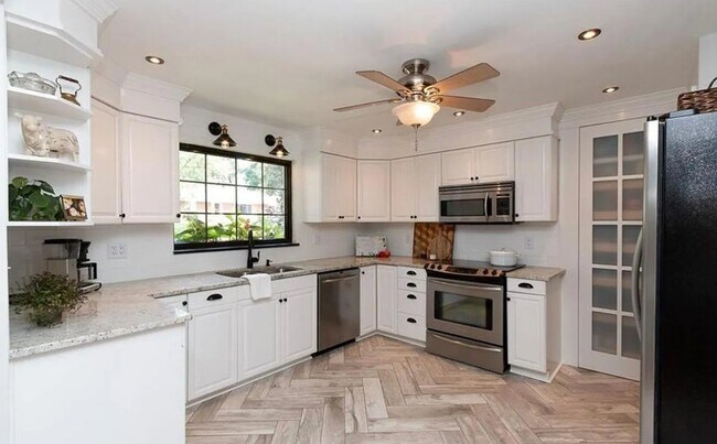 Building Photo - 256 Castle Dr
