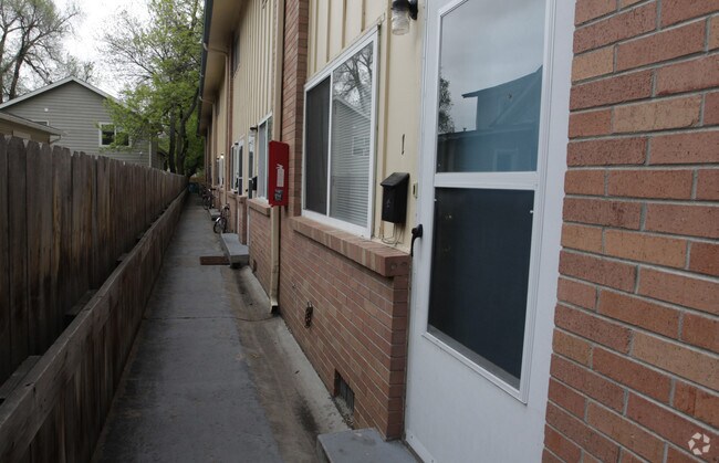 Building Photo - 526 S Howes St