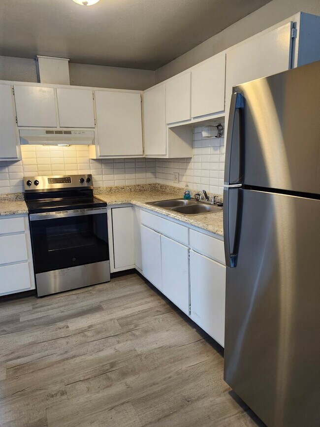 Building Photo - Remodeled 2025 Ground Level 2 Bedroom Apar...