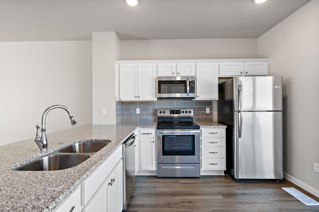 Building Photo - Cute SW Boise Townhome