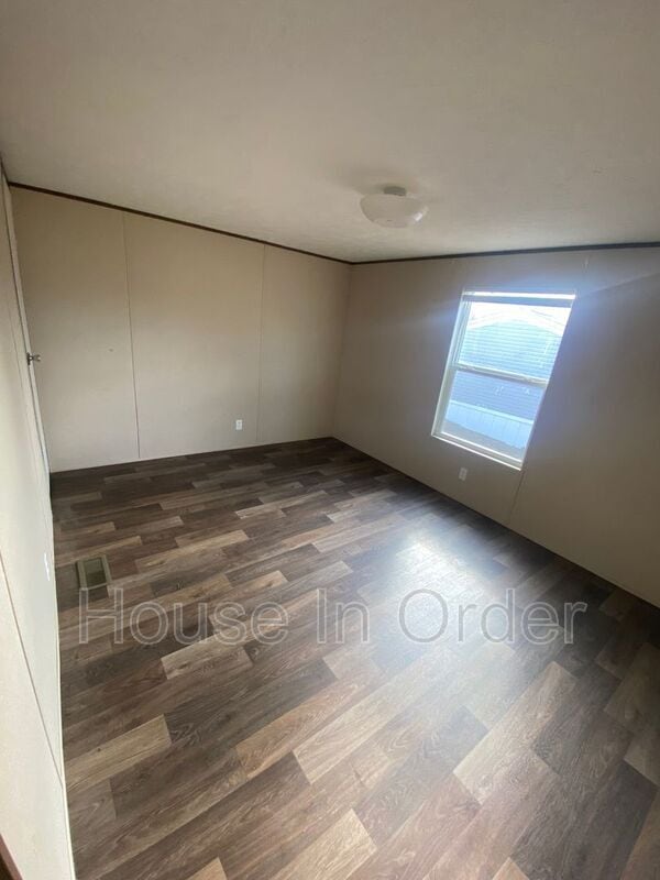 Building Photo - 124 Shamrock Park Dr