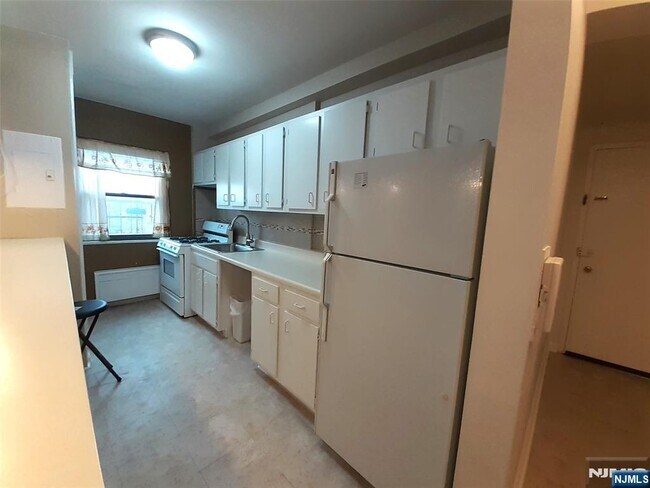 Building Photo - 3071 Edwin Ave