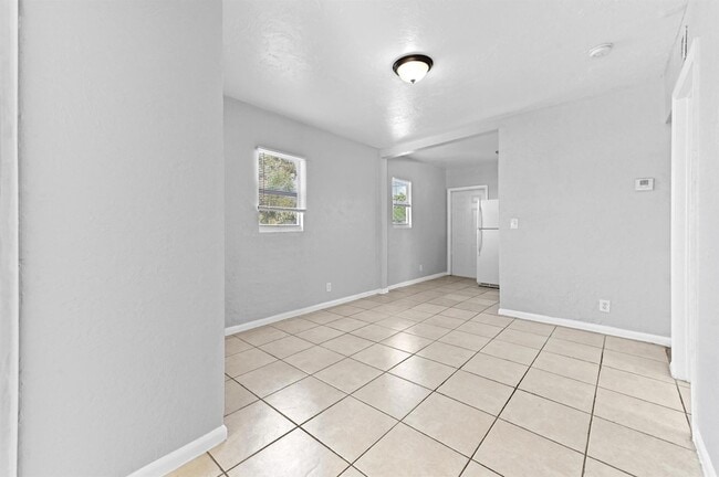 Building Photo - 515 Putnam Rd