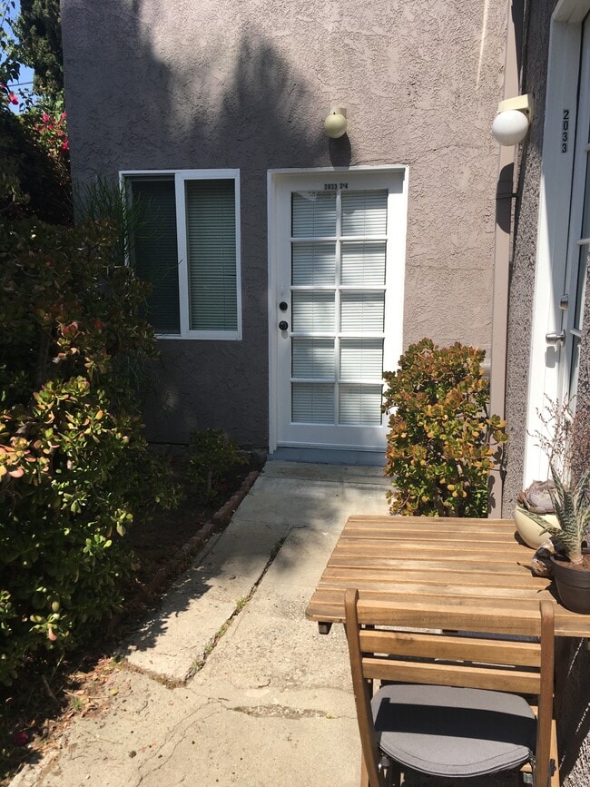 Building Photo - 2031 vista Del Mar ave, 90068