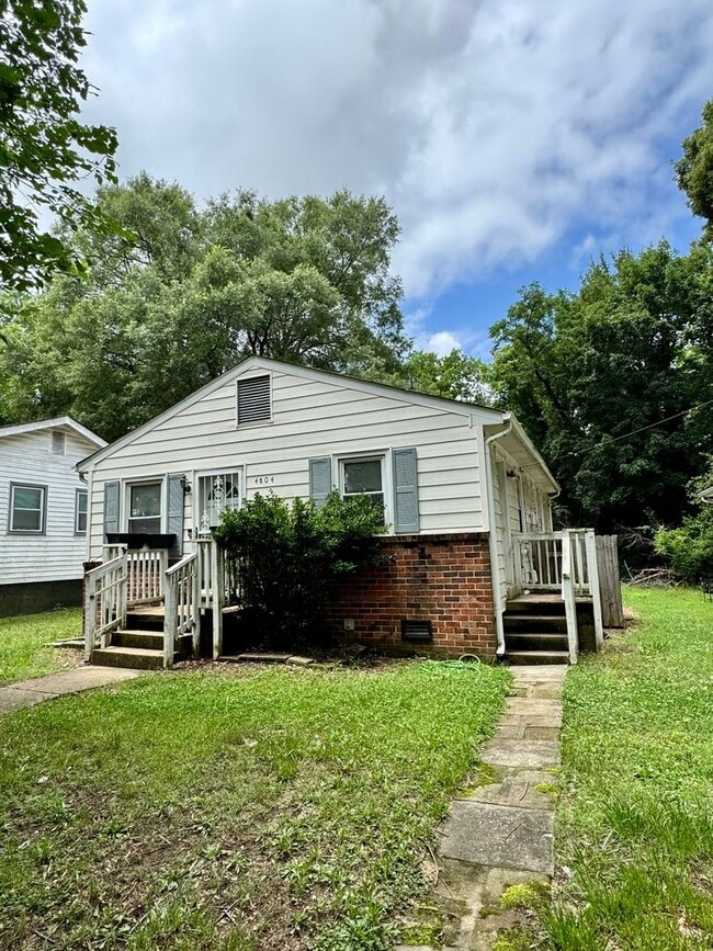 Building Photo - 3 bedroom house on quiet dead end! All ele...