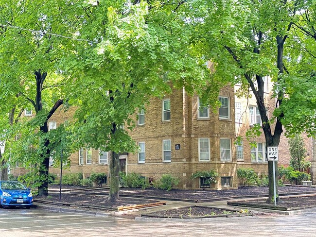 Primary Photo - 3709 N Hoyne Ave