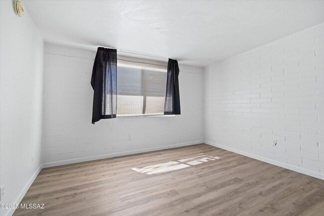 Building Photo - Move In Ready Unit! 1 Bed 1 Bath New Flooring!