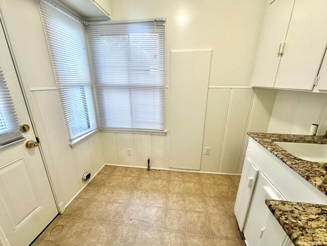 Building Photo - Charming 2-Bedroom Home with Hardwood Floors & Fireplace Near the Traffic Circle