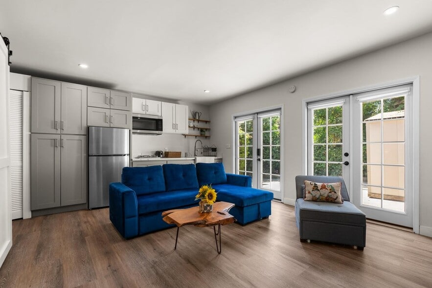 Building Photo - 1165 Coldwater Canyon Dr