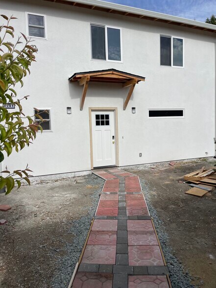 Building Photo - 1279 Las Palmas Dr