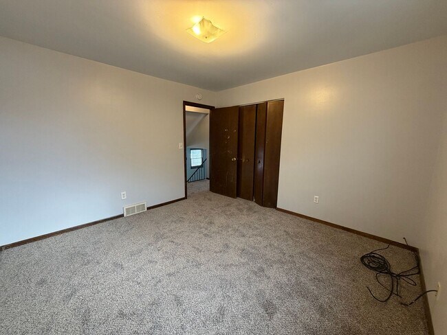 Building Photo - Large multi level duplex!