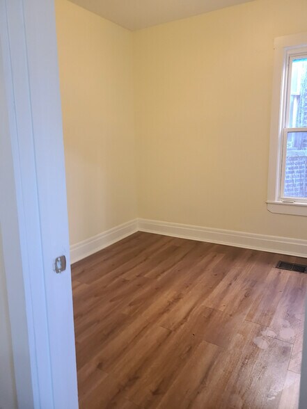 Building Photo - 611 E 75th St