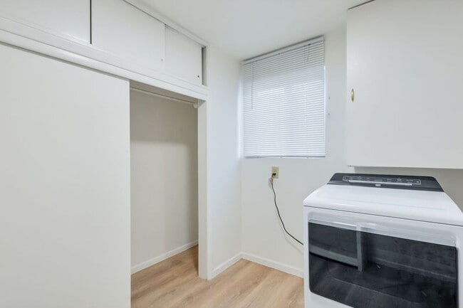 Building Photo - 6855 Reno Dr