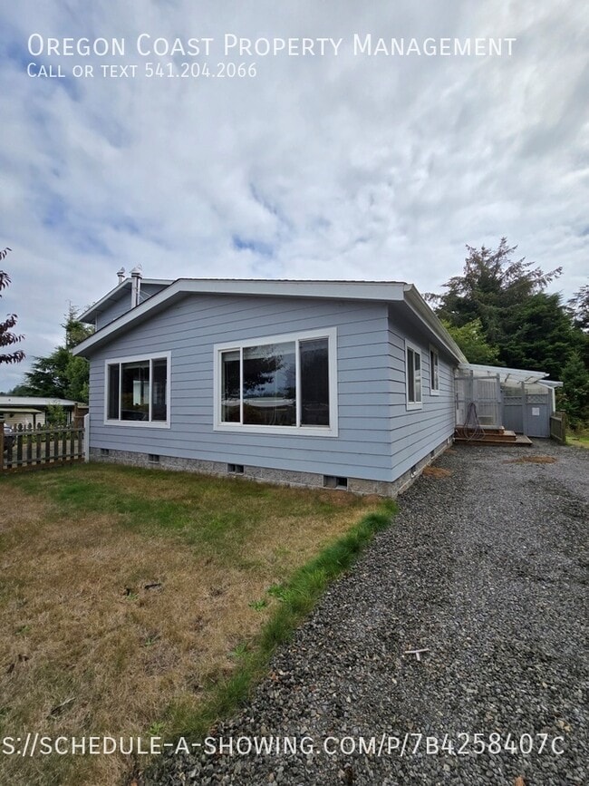 Building Photo - 365 SW Pacific View St