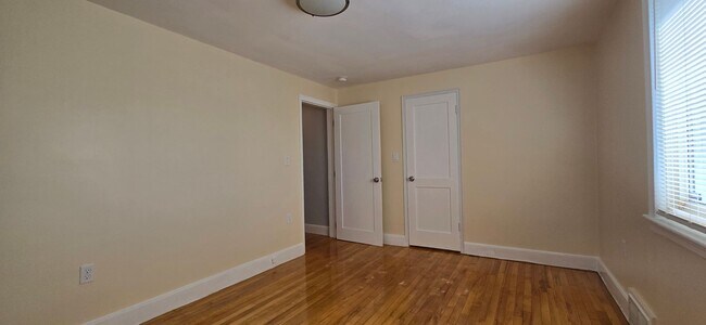 Building Photo - 84 Gladeside Ave