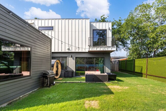 Building Photo - 4407 Merle Dr