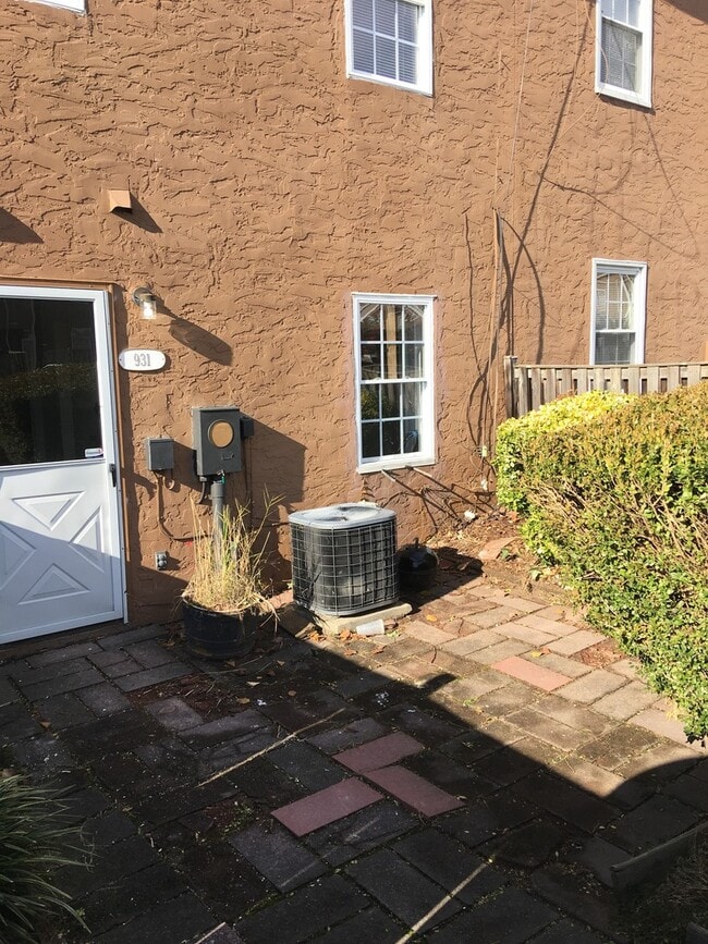 Building Photo - Charming 3 Bedroom/1 Bathroom Townhome in East Baltimore, MD!