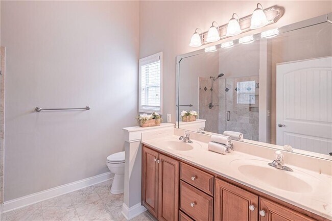 Building Photo - 5660 Crest Hill Dr NE