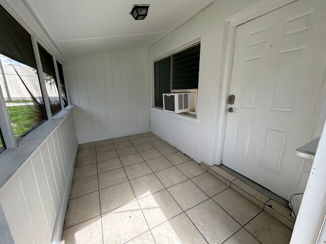 Building Photo - 519 6th Ave W