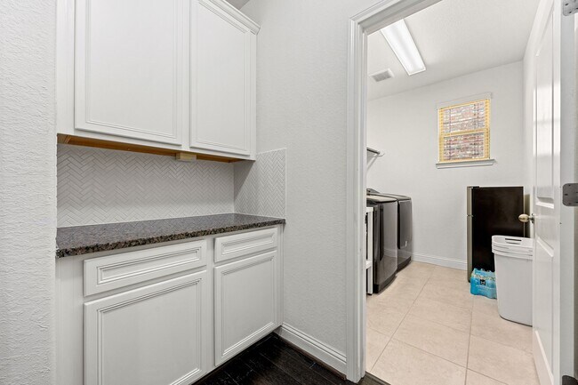Building Photo - 6326 Wolf Run Dr