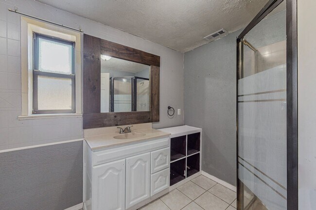 Building Photo - North Valley 4 Bedroom 2 Bath *Move-in Special* $1000 off 1st month rent if you sign by 11/30/25