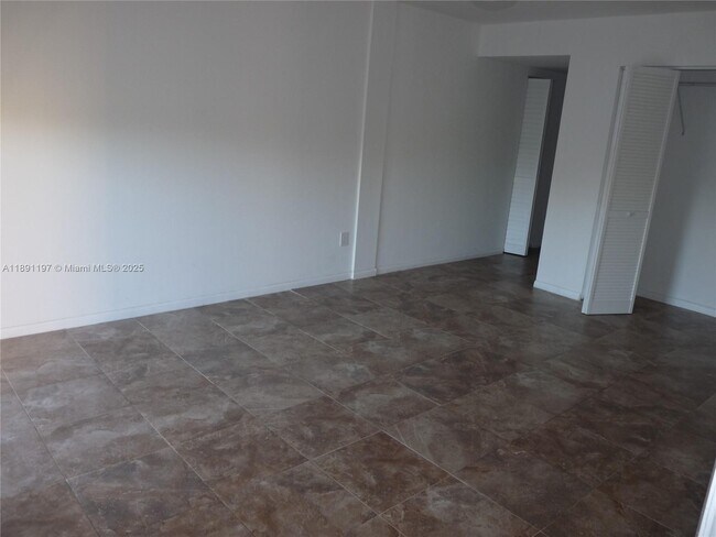 Building Photo - 14601 N Kendall Dr