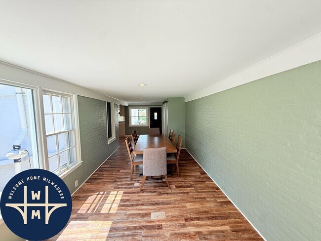 Building Photo - 10431 W Hillside Ave