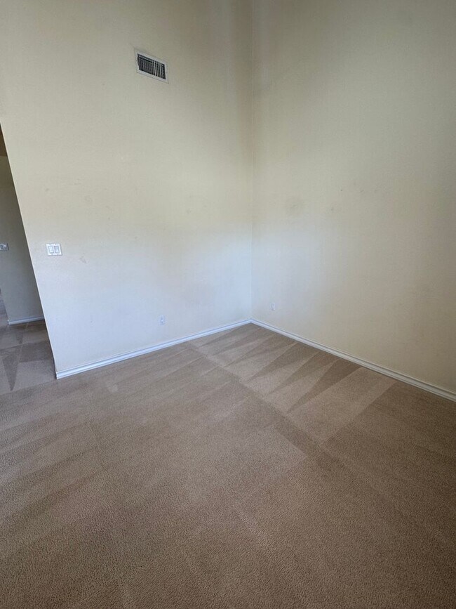 Building Photo - 2 Bed Home Plus Office Space! In Zia School District