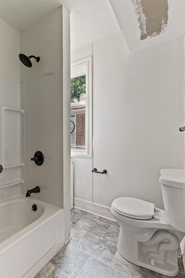 Building Photo - Spacious 5 Bedroom Home w/ Balcony, Porch & Yard Space!