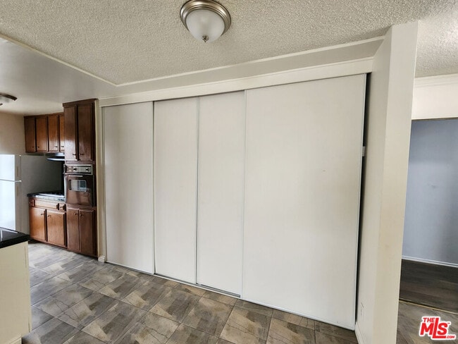 Building Photo - 425 S Kenmore Ave