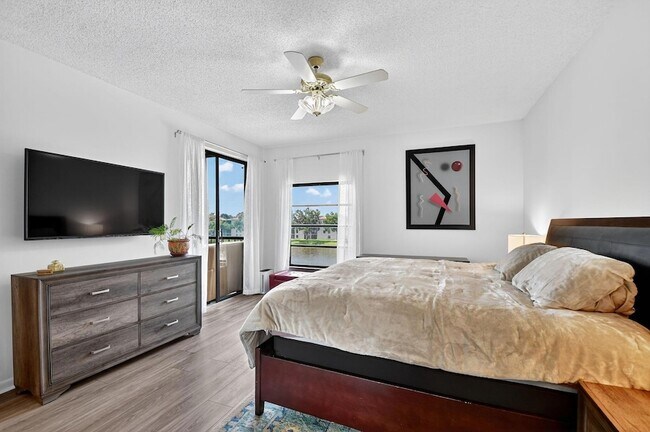 Building Photo - 6193 Pointe Regal Cir