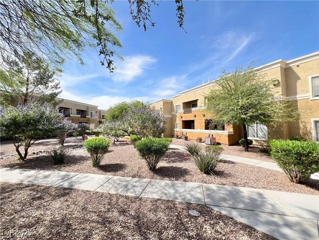 Building Photo - 8070 W Russell Rd