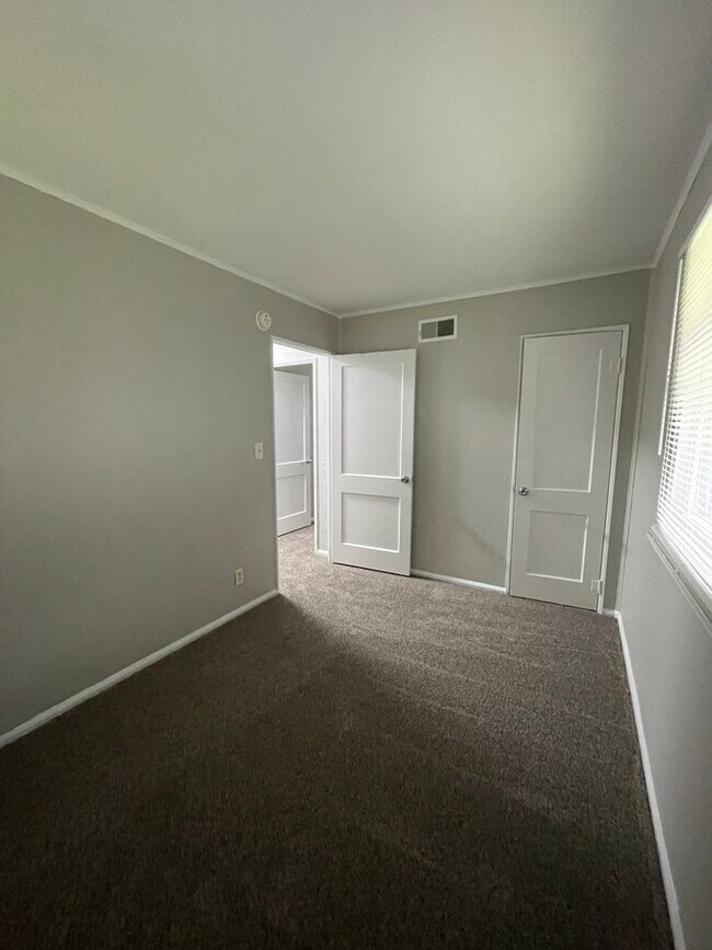 Building Photo - 2142 Ulen Ln