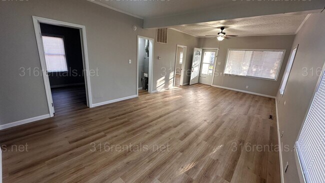 Building Photo - $1150- 3 bed 1 bath - Single Family Home with a fenced back yard!