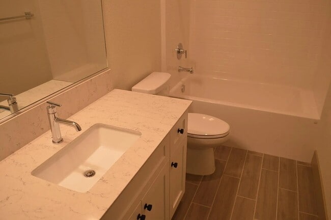 Building Photo - 2430 Bastidas Dr