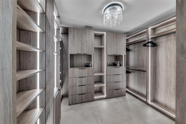 Building Photo - 160 SE 3rd Ct