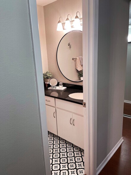 Hallway Bathroom - 6216 Robinson St