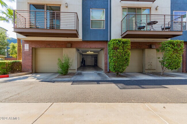 Building Photo - 525 W Lakeside Dr
