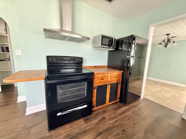 Building Photo - Super Cute 3/2 Close to Downtown!