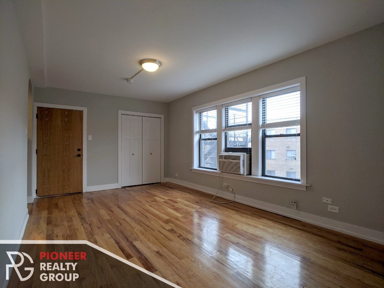 Building Photo - 560 W Arlington Pl