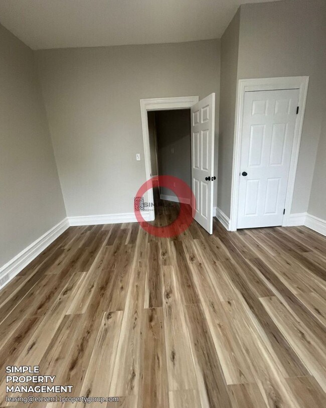 Building Photo - Massive 5 bedroom 1 bath house with fence ...